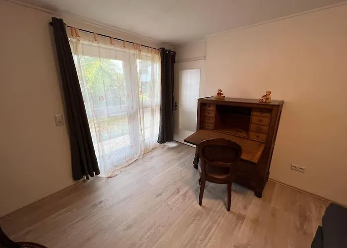 Schoene Mit Balkon Semesterbostad *